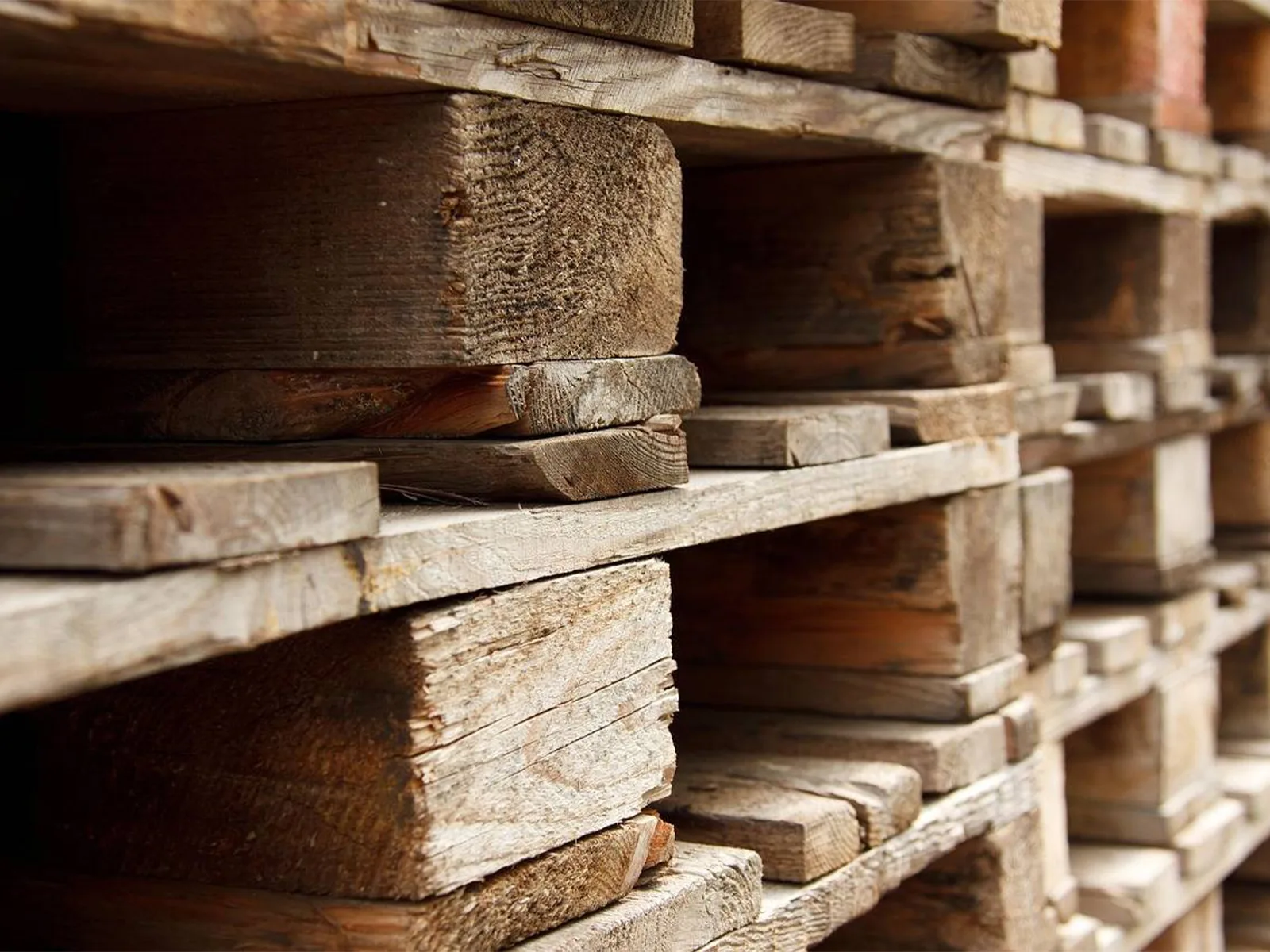 Palettes recyclées pour le BTP à Brignoles robustesse, économie et logistique chantier